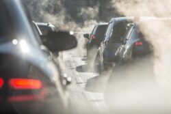 Das NO2, das der Autoverkehr produziert, kann schwere Krankheiten verursachen.