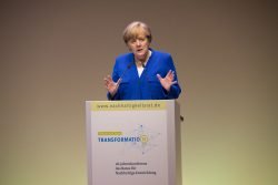 Bundeskanzlerin Angela Merkel am Rednerpult auf dem Jahreskongress des RNE