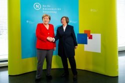 Bundeskanzlerin Merkel wird von RNE-Chefin Thieme auf der Jahrestagung begrüßt. Foto: Domma/RNE