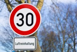 Luftreinhaltung in Städten: ein Tempolimit kann helfen