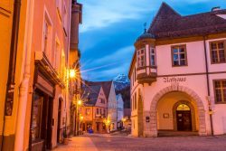 Energiesparen: beleuchtetes Rathaus in der Altstadt von Füssen