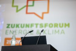 Rednerpult auf dem Zukunftsforum Energie & Klima