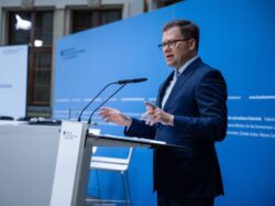 Bundesumweltminister Carsten Schneider stellt neues Klimaschutzprogramm vor